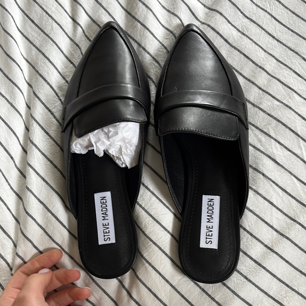 Steve Madden Black Flats Sleek and Comfortable